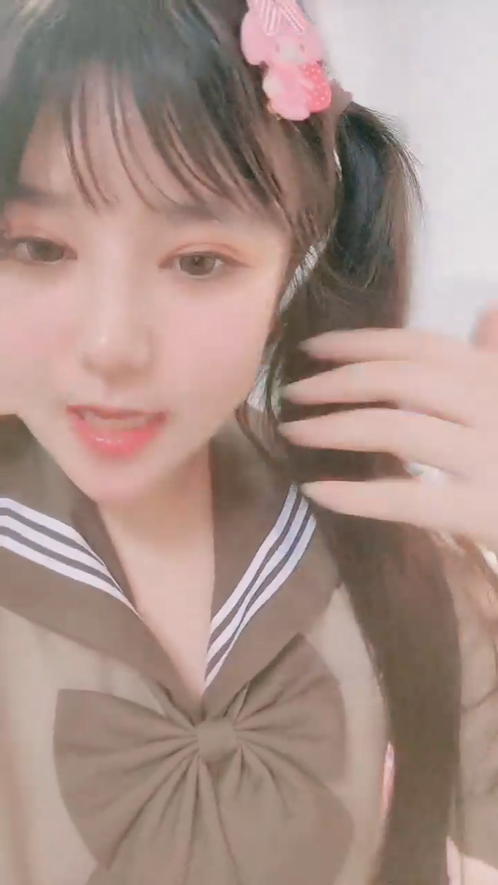 JK装02年双马尾萌妹，撩起裙子脱下内裤，这屁股太诱人了，bb粉嫩粉嫩，近距离特写，掰开洞洞给你看